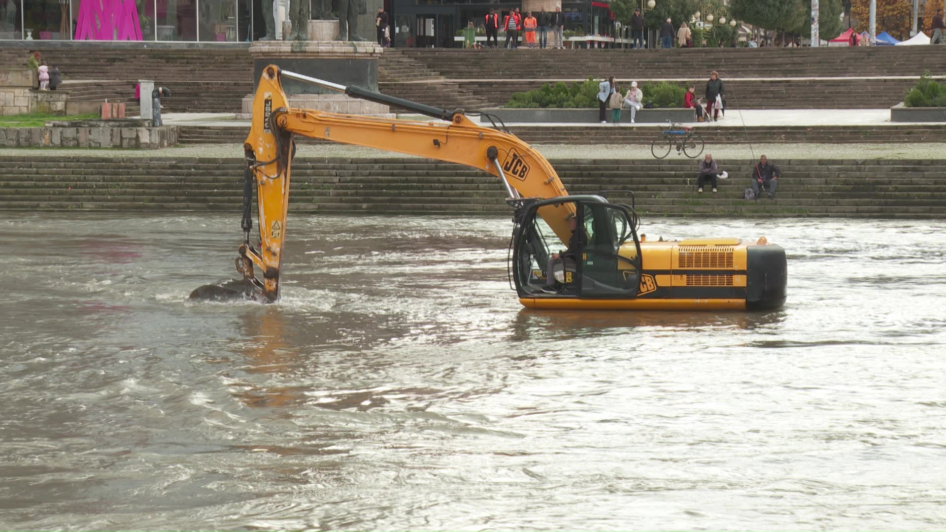Продолжува големата акција за чистење на Скопје- фокус е на коритото на реката Вардар