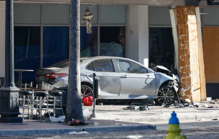 Најмалку четворица загинати и 11 повредени , кога уличен тркач се заби во група луѓе во Тампа (ВИДЕО)