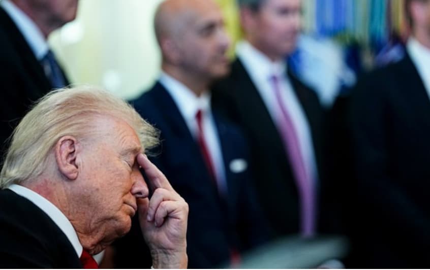 Дали Трамп „задрема“ среде состанок во Овалната соба- од Белата куќа демантираат (ВИДЕО)