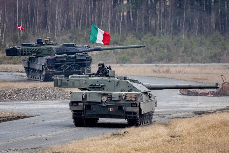 Италија ги повика САД да им дадат плати на вработените во нивните воени бази