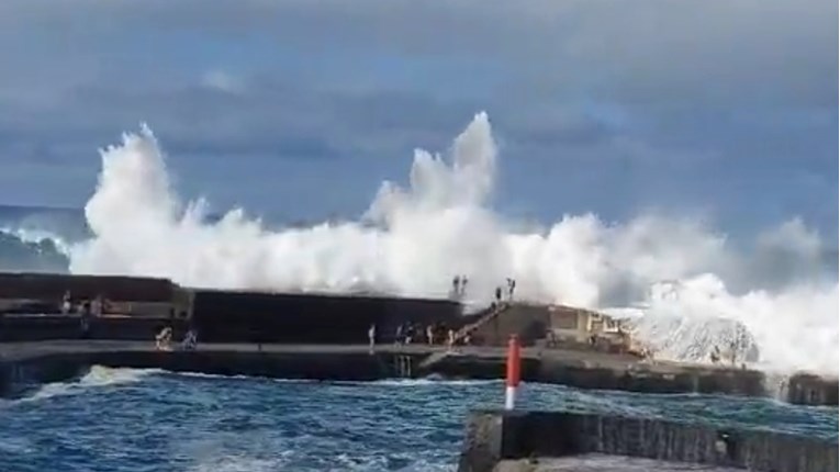 Огромен бран збриша туристи во шпанско летувалиште- двајца загинати, 15 повредени (ВИДЕО)