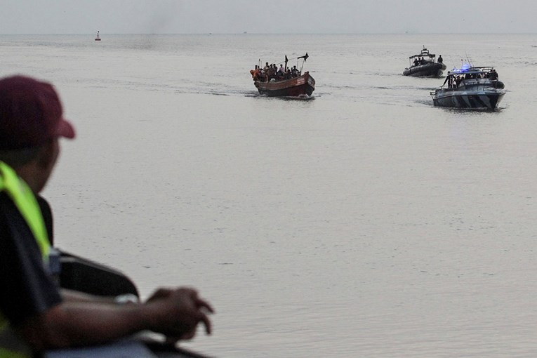 Брод со 90 мигранти потона меѓу Малезија и Тајланд, исчезнаа уште два брода