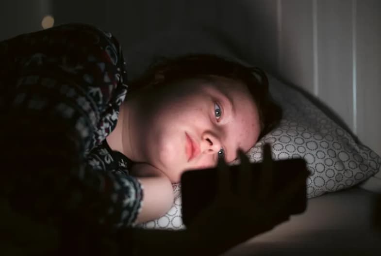 Алармантно: Над 40 проценти од тинејџерите бараат совети од вештачка интелигенција кога се осамени и тажни