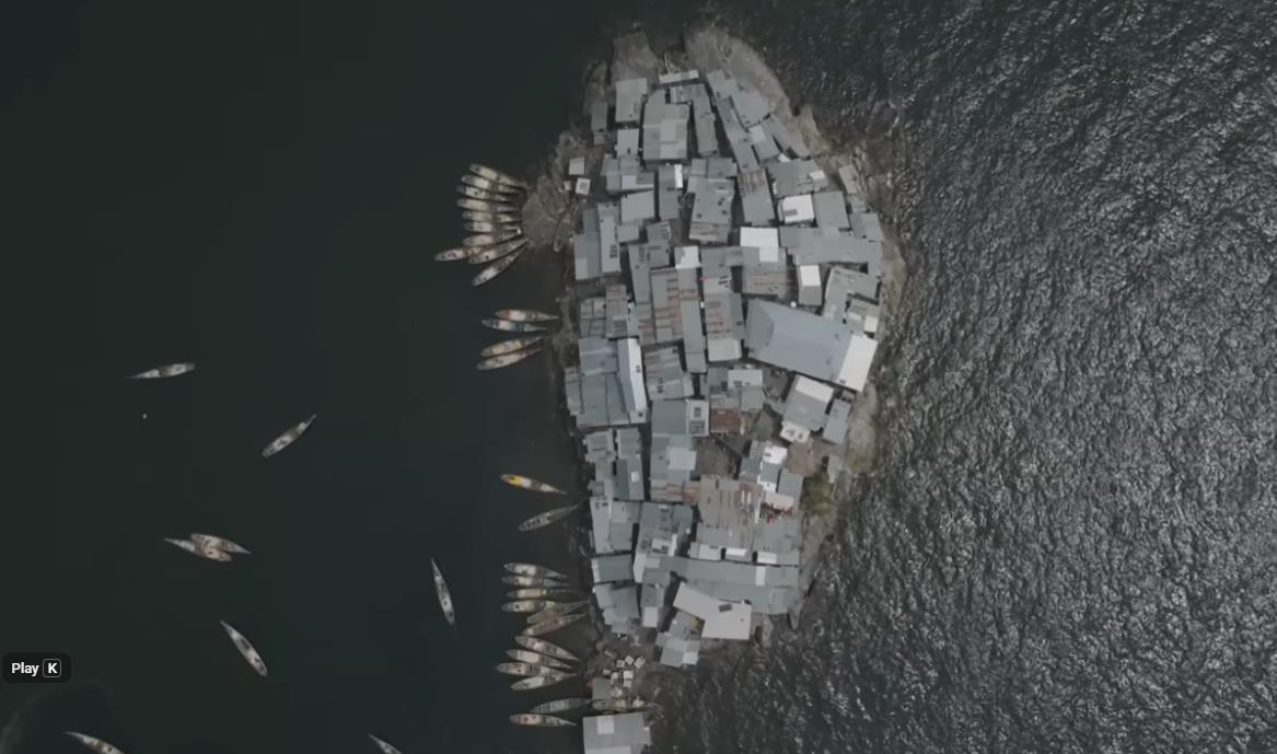 Четири кафулиња, бордел и аптека – дали ова е најнаселеното острово на светот?