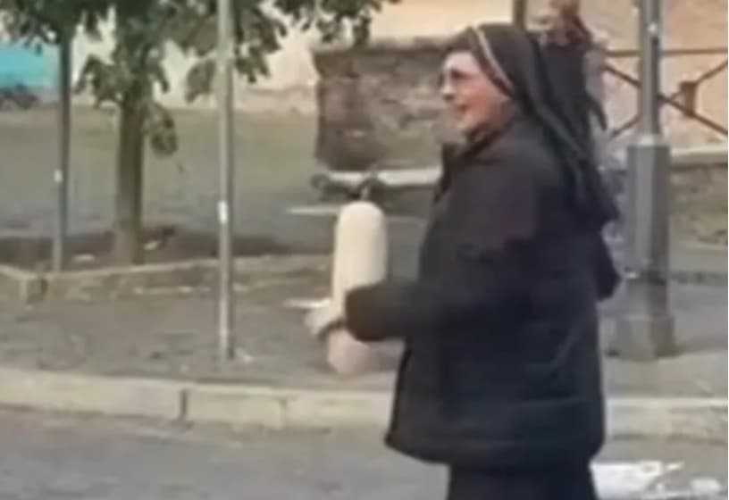 Калуѓерка го регулира сообраќајниот метеж на улиците на Рим (ВИДЕО)