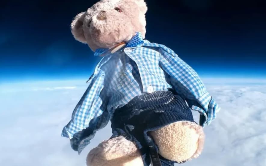 Плишано мече стигна речиси до вселената, па исчезна- сите го бараат, снимени се последните моменти (ВИДЕО)