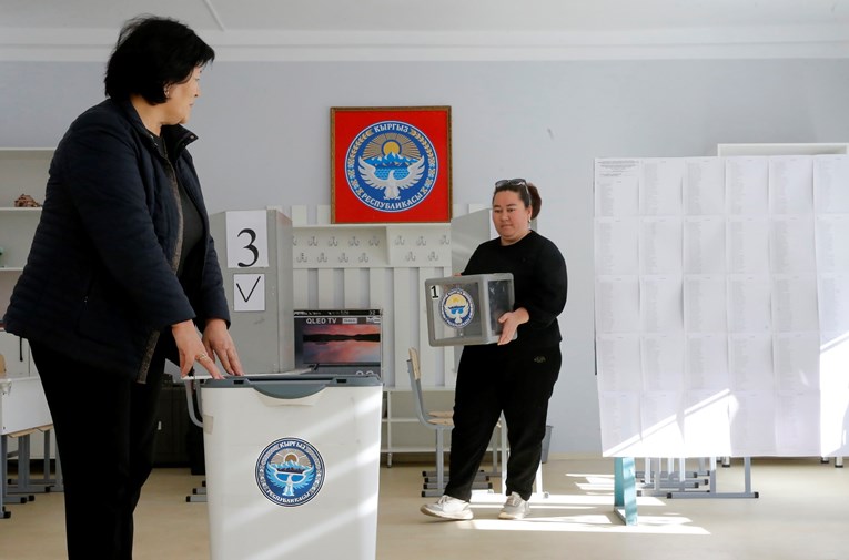 Во Киргистан на предвремени избори се гласа за нов парламент