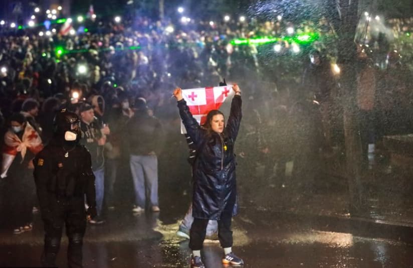 Власта во Грузија со хемиско оружје од Првата светска војна ги растерува демонстрантите
