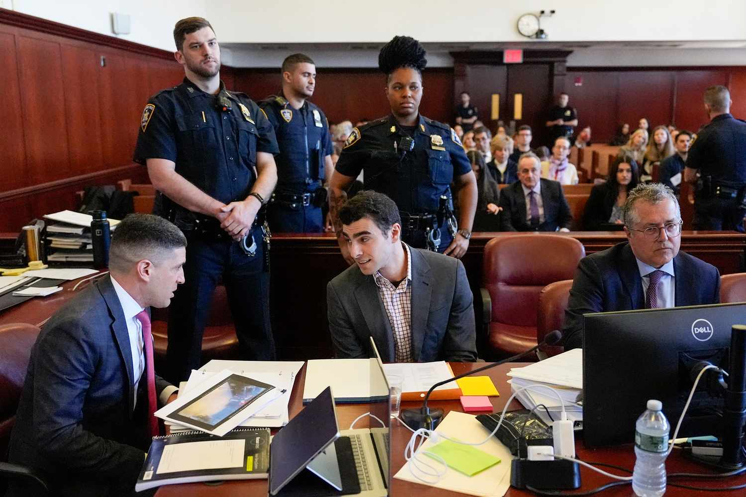 Почнаа клучните рочишта во судењето на „убиецот со насмевка“, кој го уби моќниот директор во Њујорк (ВИДЕО)