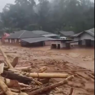 Свлечиште потопи усидрени бродови во Перу, најмалку 12 луѓе загинаа, 50 се исчезнати
