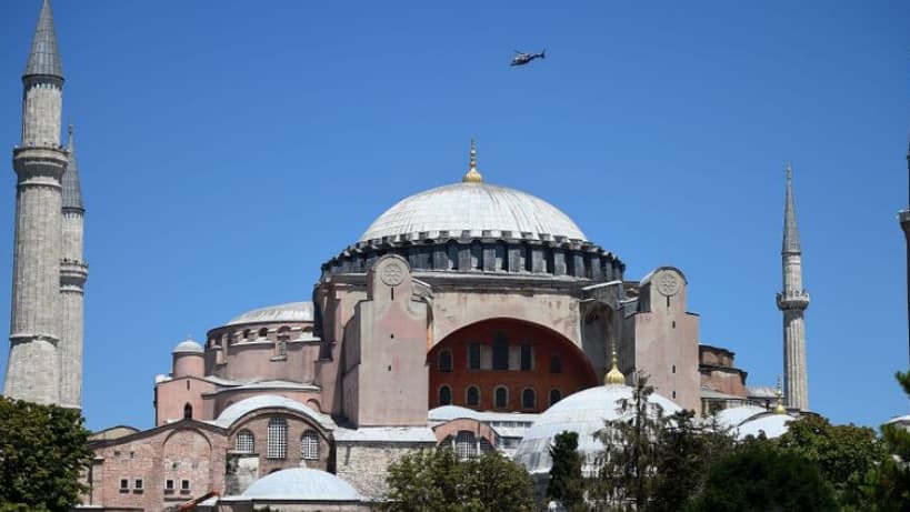 Грци заиграа пред Света Софија во Истанбул- Турците со жестока реакција: Ова е политичка провокација (ВИДЕО)