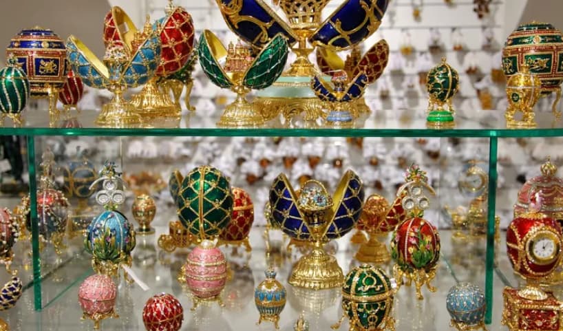 Крадец проголтал златно јајце, украсено со дијаманти и сафири- докторите не можат да му го извадат