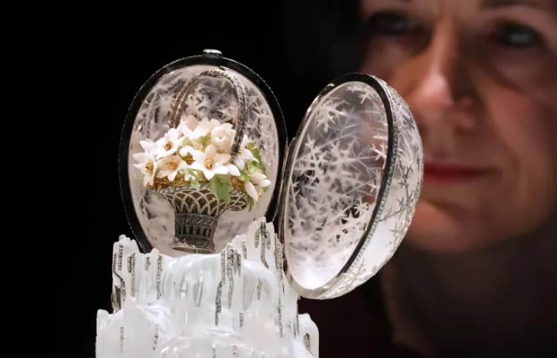 Продадено е „Фаберже“ јајце со 4.500 дијаманти од 1913 година, на аукцијата е постигната рекордна цена