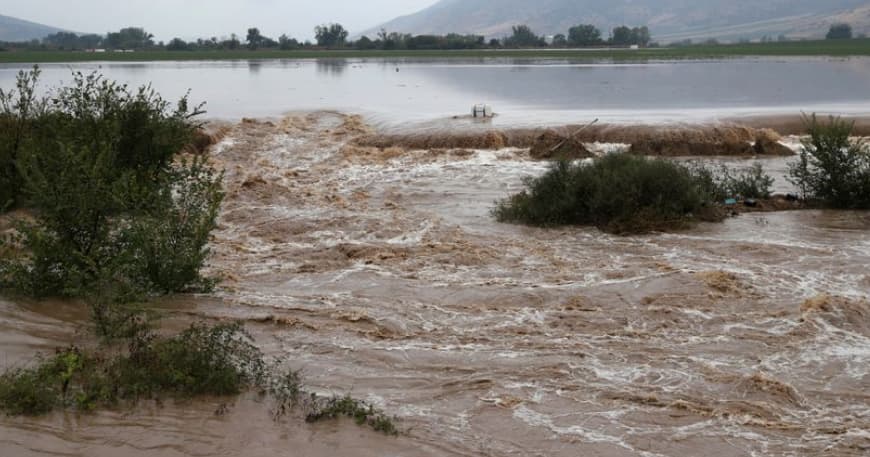 Катастрофални поплави во Грција, жителите на покриви чекаат спас (ВИДЕО)
