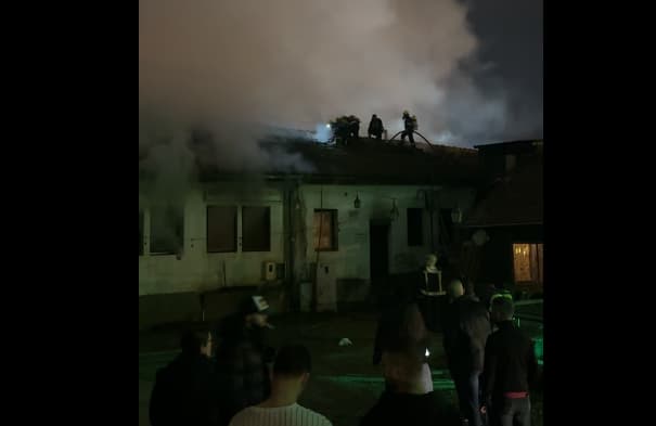 Гори напуштен објект во Старата скопска чаршија (ВИДЕО)