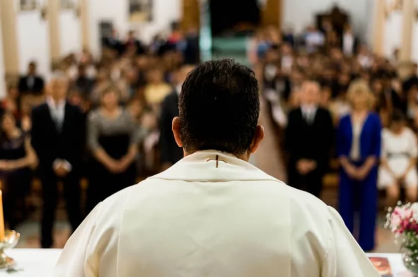 Свештеник пред верниците објави дека го менува полот: Не сакам веќе да се преправам (ВИДЕО)