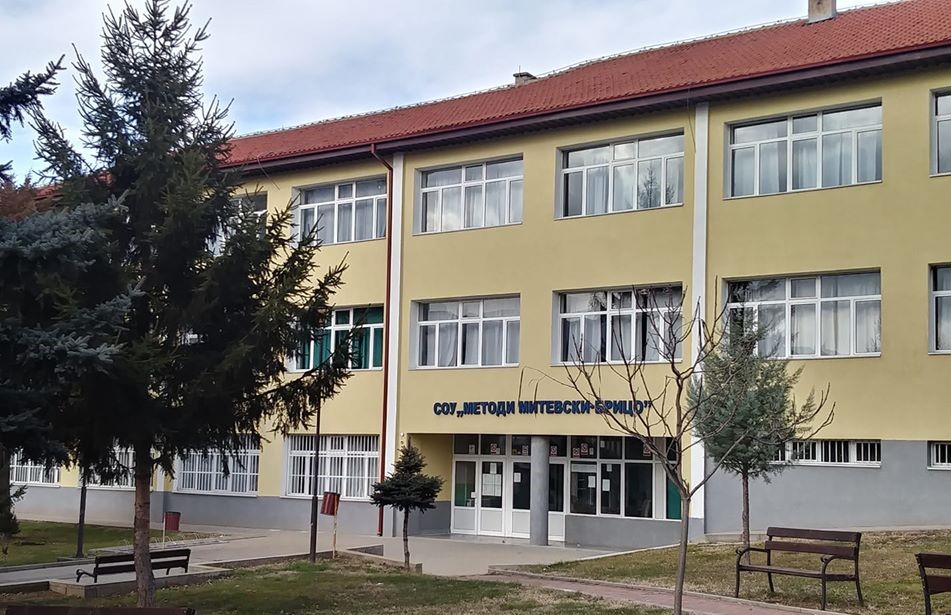 Директорка во средно во Делчево со фалсификат за англиски набавен во Бугарија дошла на раководното место