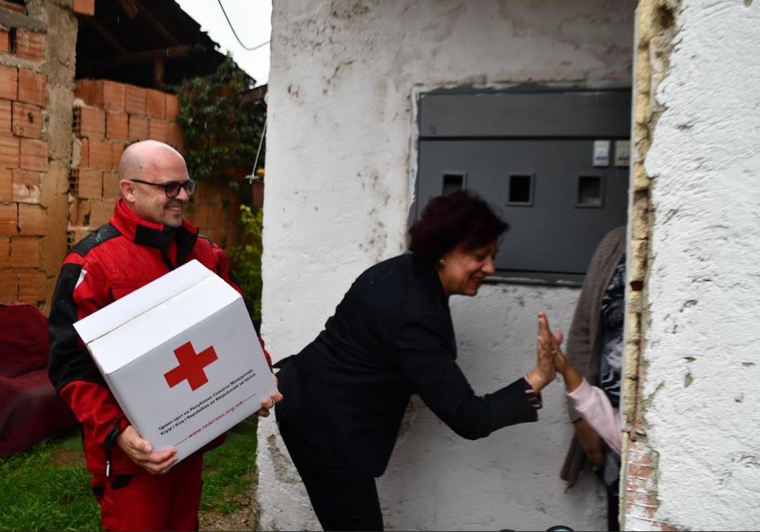 Градоначалничката Стаменкоска Трајкоска и Црвен Крст со хуманитарни пакети за семејства во социјален ризик