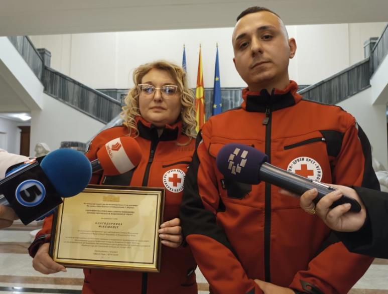 Гаши им врачи благодарница на волонтери од Црвен крст за придонесот по пожарот во Кочани