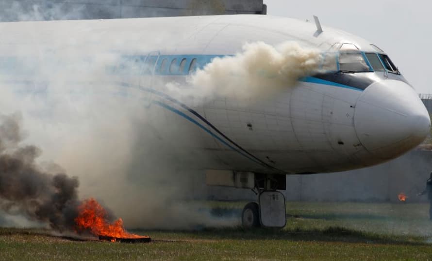 Се запали авион полн со патници- луѓето врескаат во паника (ВИДЕО)