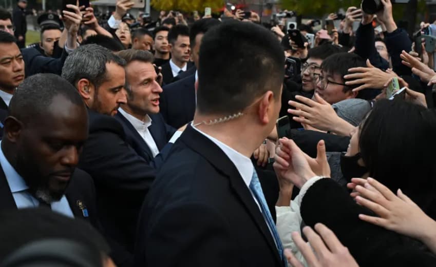 Макрон бега од обезбедувањето, тие го бркаат- хаос на државната посета во Кина (ВИДЕО)