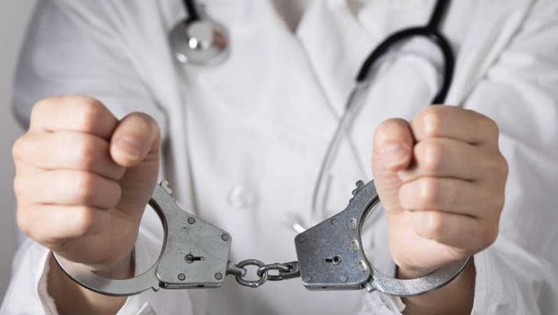 Поранешен доктор е обвинет за сексуален напад врз 38 пациенти, меѓу нив и деца