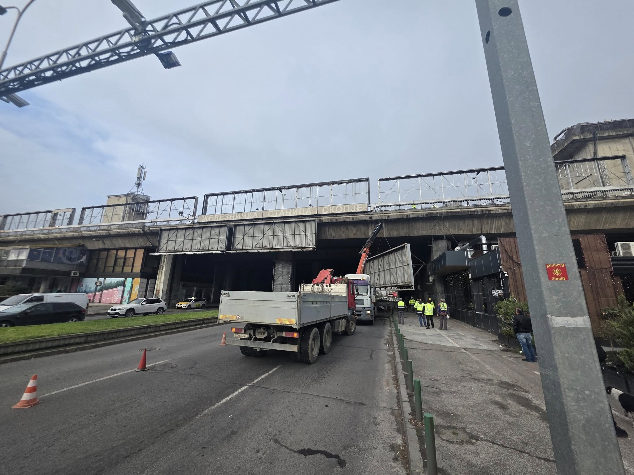 Ивановски: Отстранет и првиот билборд од Железничката станица Скопје!