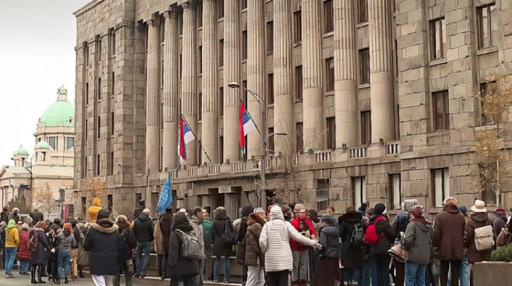 Во Белград протест пред Уставниот суд на кој повикаа судии и обвинители поради притисоци