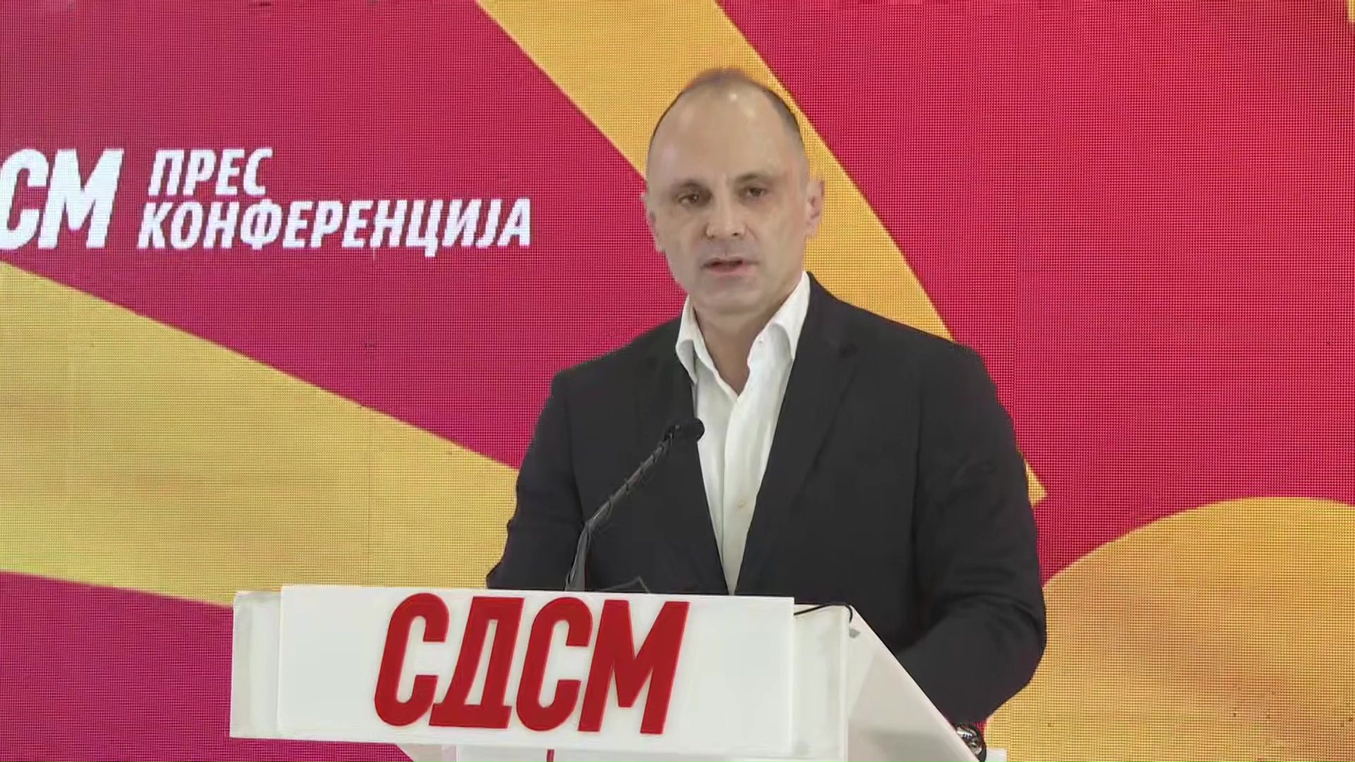 Филипче: Скандалозно е граѓаните да дознаваат од британските медиуми дека во нашата земја ќе се градат мигрантски кампови