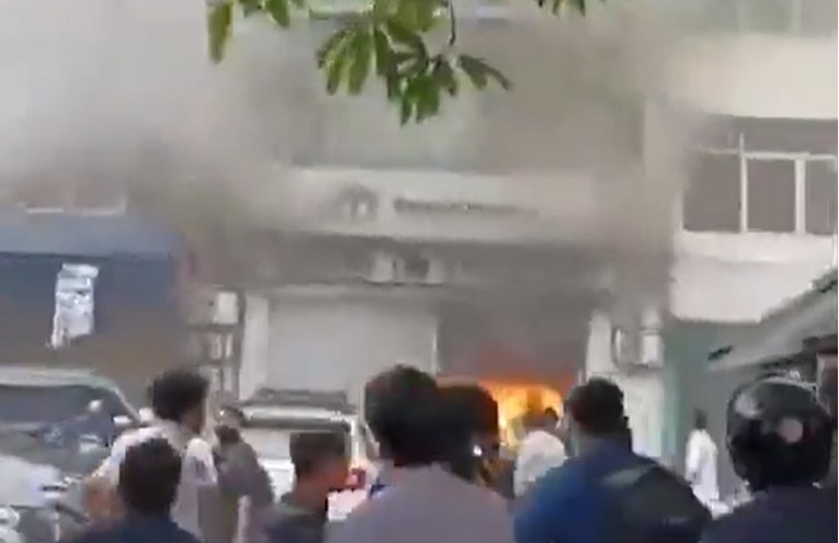 Најмалку 17 загинати во голем пожар во деловна зграда во Џакарта