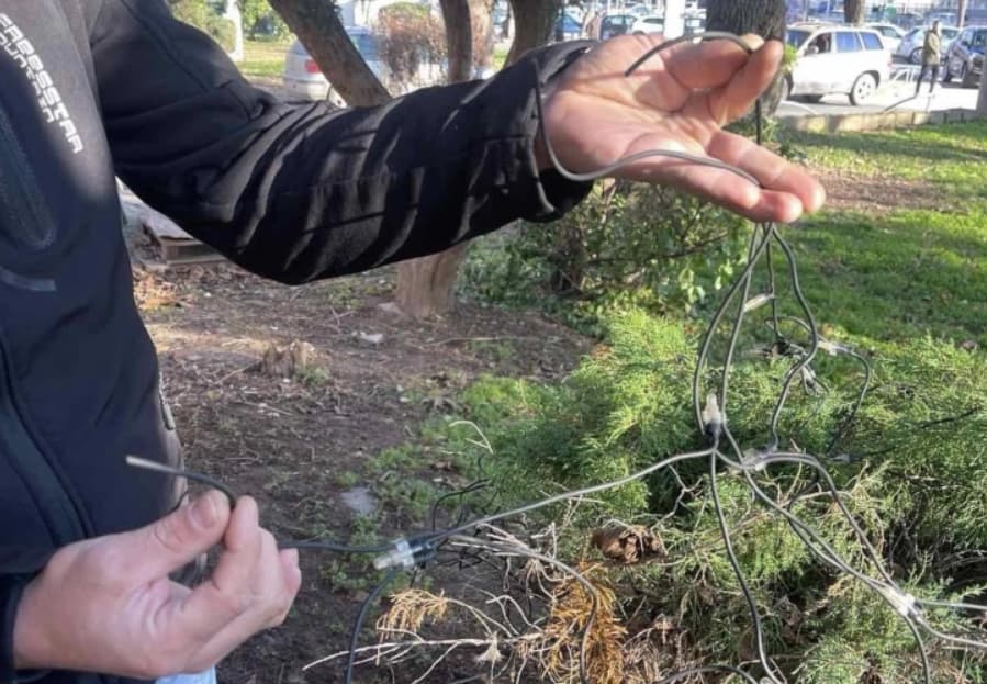 Вандали уништиле новогодишна декорација и урбана опрема во центарот на Штип