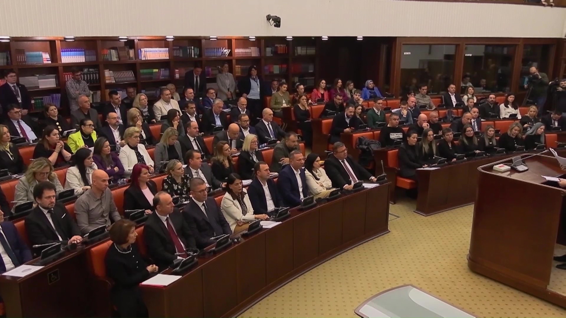 Државниот врв и родителите на загинатите од „Пулс“ очи во очи во Собранието