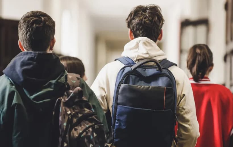 Деца пропаднале низ покрив на училиште во Белгија, паднале од 5 метри височина директно во кујната (ВИДЕО)