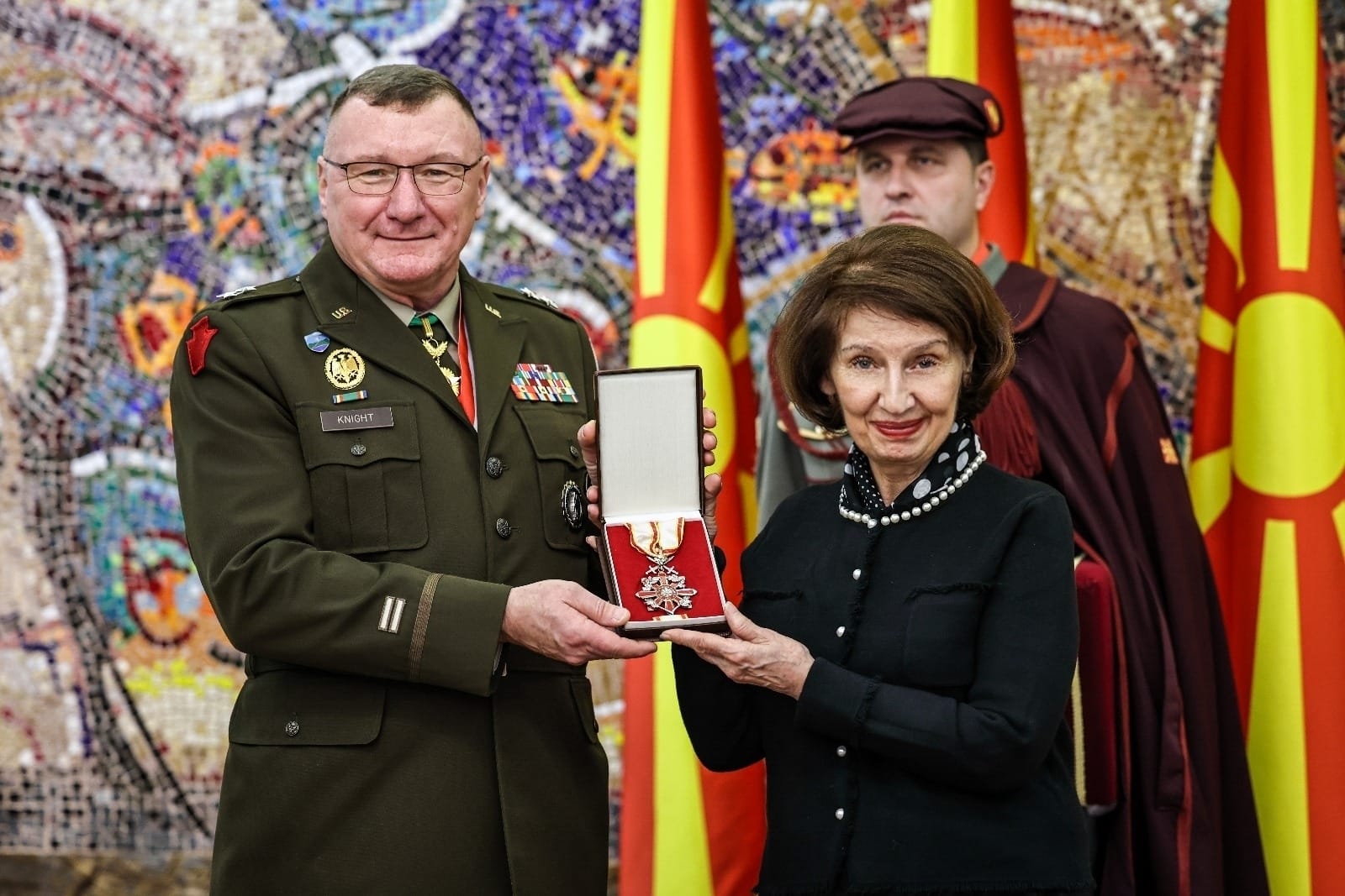 Сиљановска-Давкова го одликуваше генерал-мајор Грегори Најт со Орден за воени заслуги