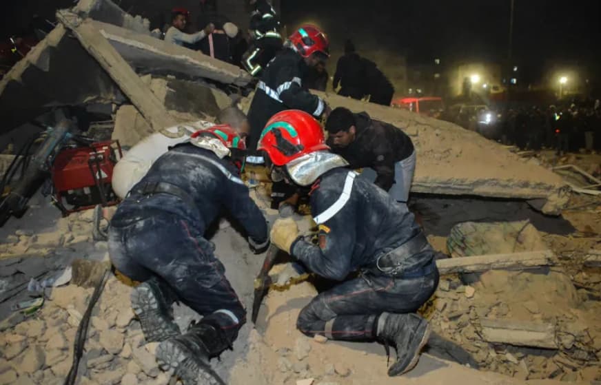 Расте бројот на жртвите во трагедијата во Мароко- спасувачите грозничаво прекопуваат низ урнатините (ВИДЕО)