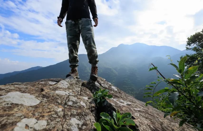 Се лизнал од карпа и паднал во 40 метри длабока бездна додека правел селфи- пријателите го снимале (Вознемирувачко видео)