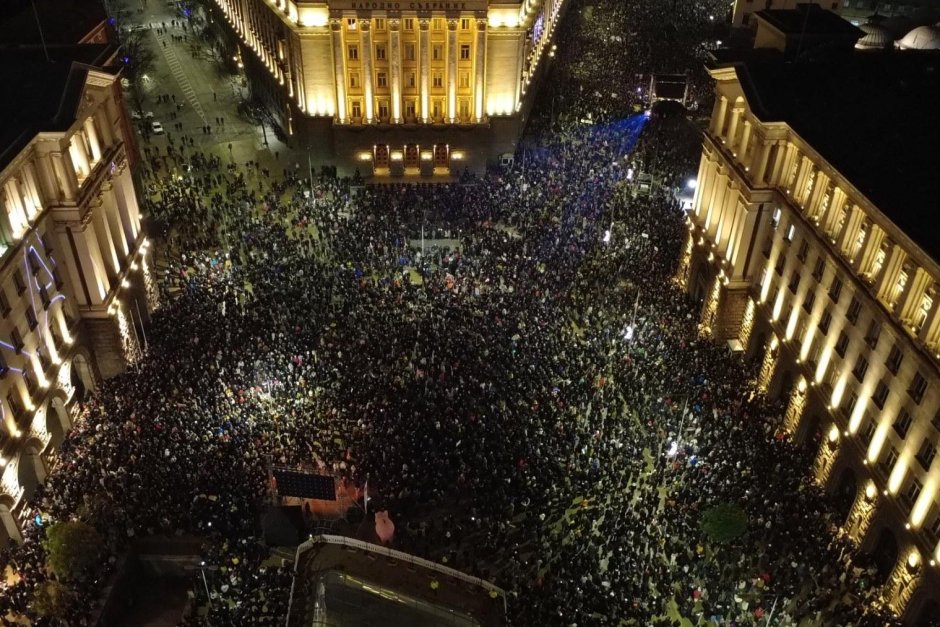 Десетици илјади на протест во Софија: Оставка! Пеевски и Борисов надвор од власта!“ (ВИДЕО)