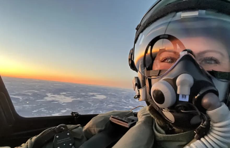 Идната кралица на Шведска во борбен авион- заврши воена обука летајчи на „Грипен“ (ВИДЕО)