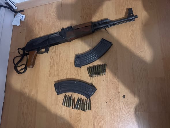 Жител на тетовско Орашје и Германка се приведени- пронајдено е оружје, дрога и муниција