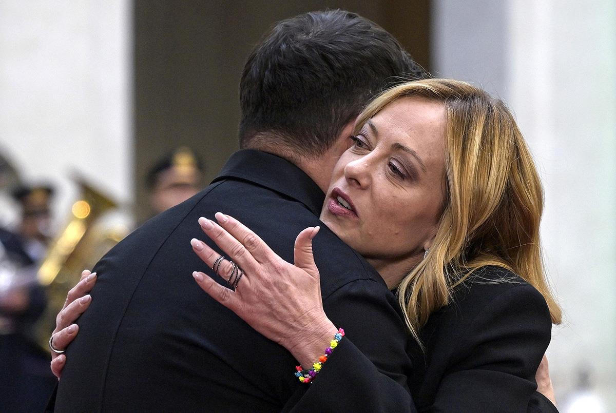 Пред камери прегратки, зад сцената тешки зборови меѓу Мелони и Зеленски