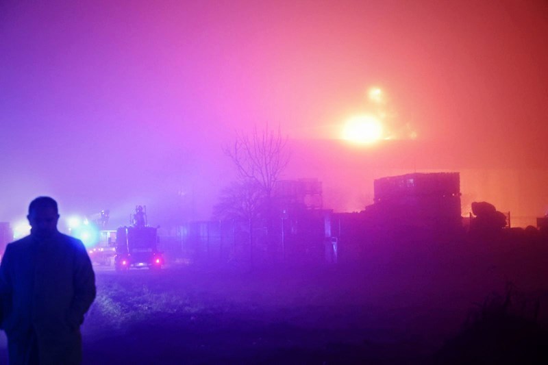 Голем пожар во Хрватска: Гори фабрика со опасни материи, на жителите цела ноќ им стигнувале пораки со предупредување