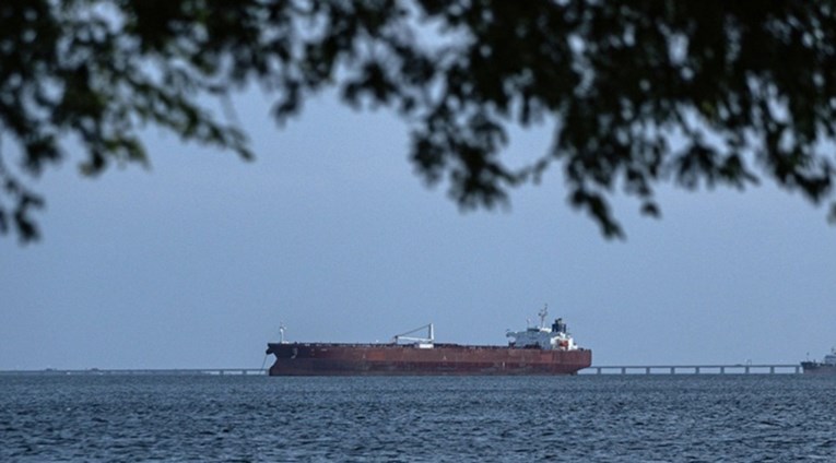 Иран заплени танкер во водите на Оманскиот залив и приведоа 18 членови на екипажот