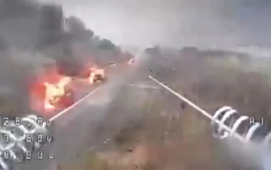 Разнесена е цела руска колона со оклопни возила во клучниот град во Украина (ВИДЕО)