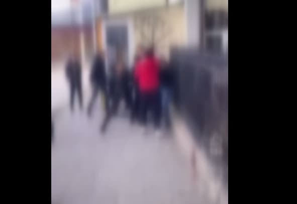 Масовна тепачка во училиште во Сарај: Едно дете е тешко повредено (ВИДЕО)