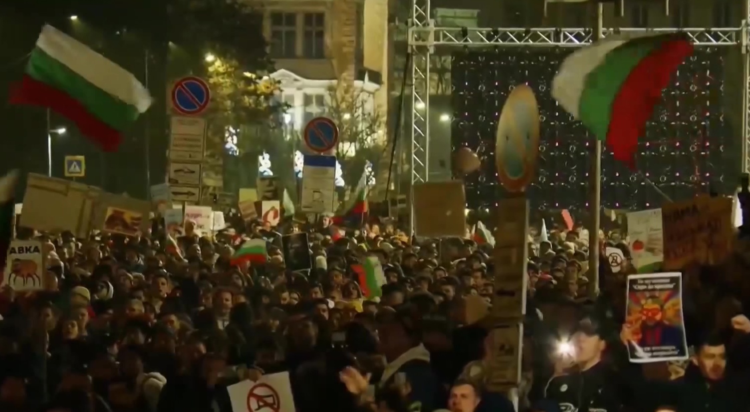 Политичката криза во Бугарија ги замрзна разговорите со Македонија?