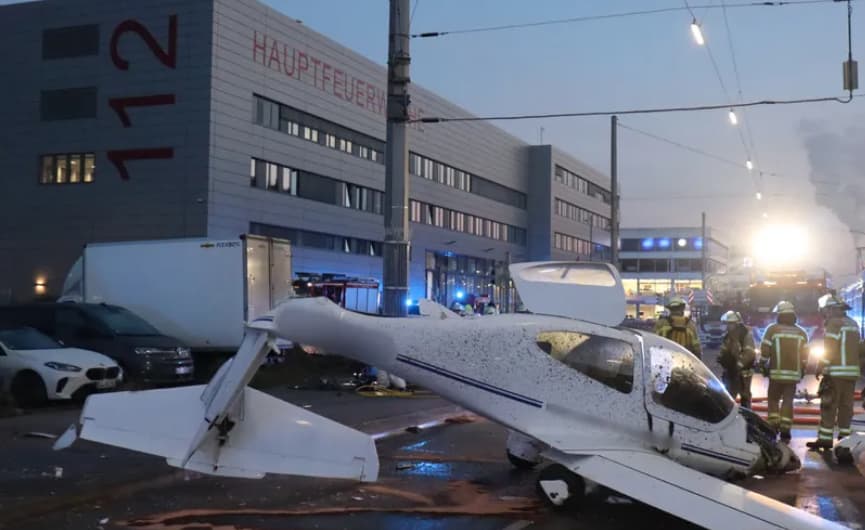 Авион принудно слета во центарот на Манхајм, повредени три лица (ВИДЕО)