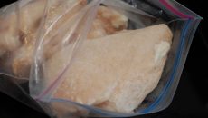 АХВ: Спречен увоз на над 26 тони замрзнато пилешко месо од Бразил