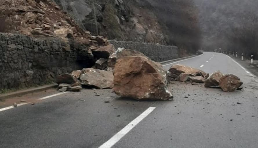 Одрон на патот Охрид – Св. Наум, сообраќајот се одвива по една лента