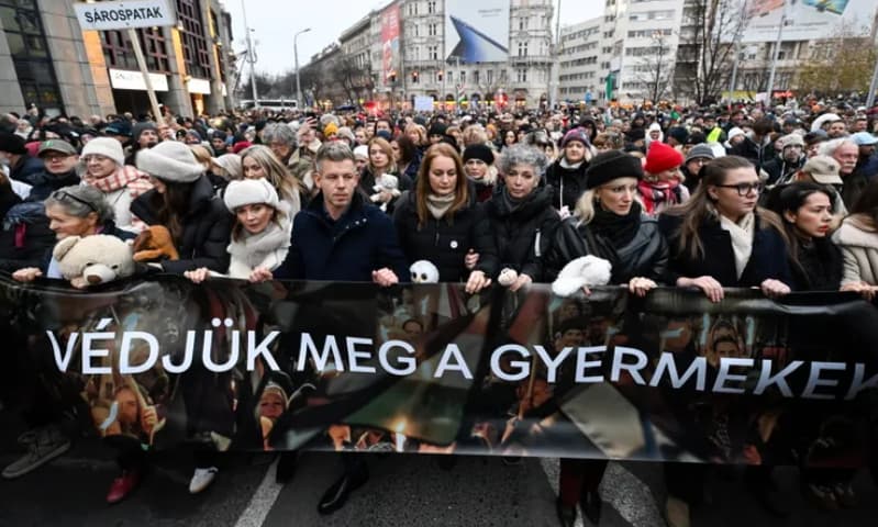 Илјадници Унгарци на протест пред канцеларијата на Орбан- бараат негова оставка