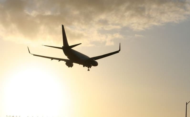 Драма во авион: Морал итно да се врати на аеродромот, пилотот го испуштил горивото врз град (ВИДЕО)